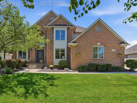 47289 Robins Nest Dr, Shelby Township, MI 48315