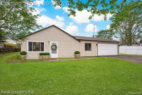 2762 Emmons Ave, Rochester Hills, MI 48307