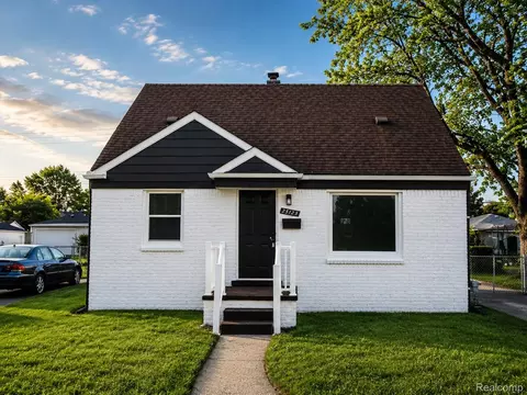 25123 Mackinac St, Roseville, MI 48066