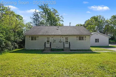 1691 S Lakeview Ln, Highland, MI 48357