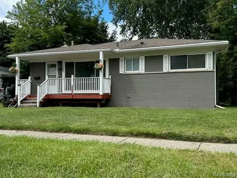 743 E Summit St, Milford, MI 48381