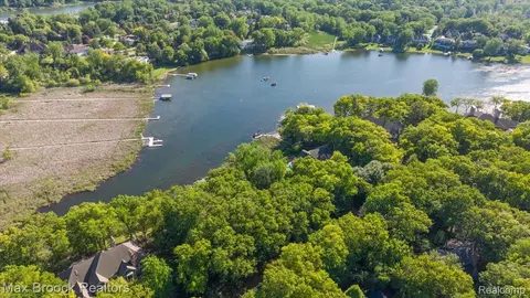 1729 Heron Ridge Dr, Bloomfield Hills, MI 48302