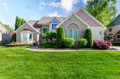 14016 Strathmore Dr, Shelby Township, MI 48315