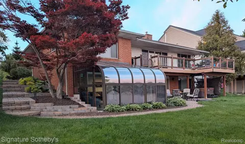 2497 W Walton Blvd, Waterford, MI 48329