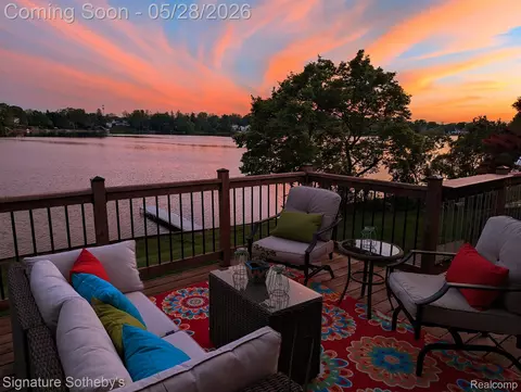 2497 W Walton Blvd, Waterford, MI 48329