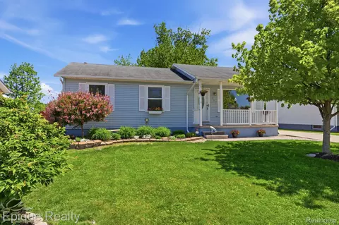 753 Applegate Dr, Marysville, MI 48040