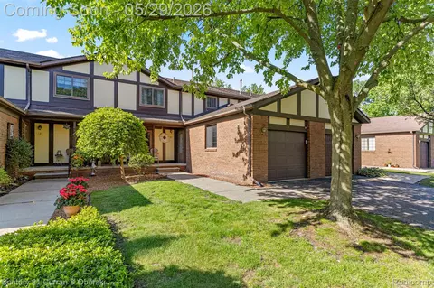 19 Parkplace N, Allen Park, MI 48101