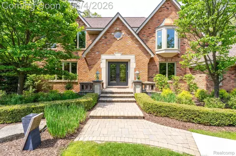 121 Grosse Pines Dr, Rochester Hills, MI 48309