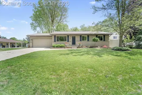 422 Robert Ct, Auburn Hills, MI 48326