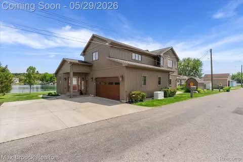 1317 Castlewood Dr, White Lake, MI 48386