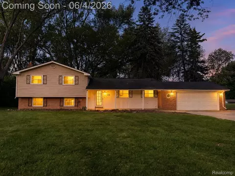6382 Houghten Dr, Troy, MI 48098