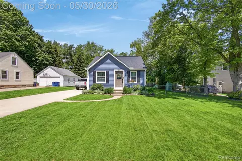 3570 Brookdale Ln, Waterford, MI 48328