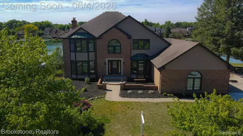 8828 Grace St, Shelby Township, MI 48317