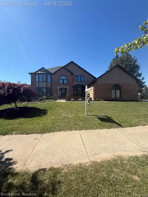 8828 Grace St, Shelby Township, MI 48317