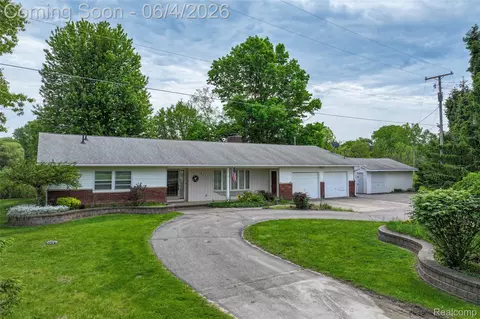 422 East Rd, Holly, MI 48442