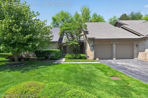 29711 Nova Woods Dr, Farmington Hills, MI 48331