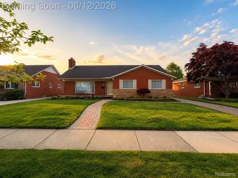 20085 Wedgewood Dr, Grosse Pointe Woods, MI 48236