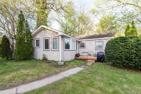 Exterior - 1946 Union Lake Rd, Commerce, MI 48382 photo 2 of 4