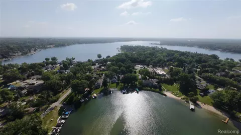 1946 Union Lake Rd, Commerce, MI 48382