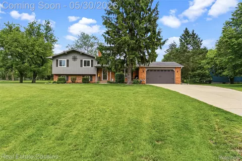 13435 Lakebrook Dr, Tyrone, MI 48430
