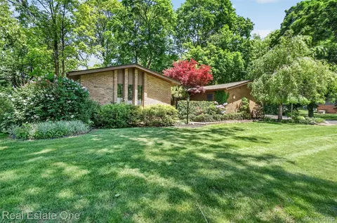 1309 Ashover Dr, Bloomfield Hills, MI 48304