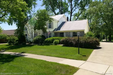 2901 Shadywood Dr, Troy, MI 48098