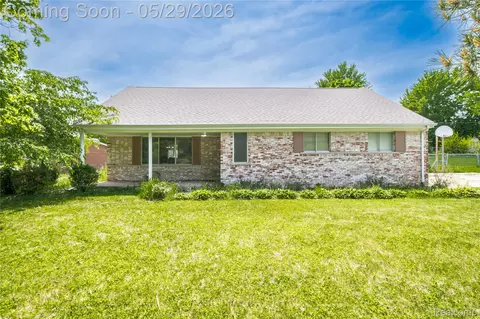 5444 Mary Ann Ct, Grand Blanc, MI 48439