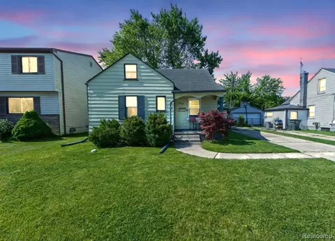 22410 Glen Ct, Saint Clair Shores, MI 48080