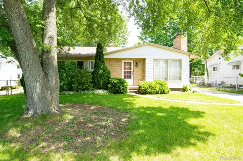 2109 Deerfield Dr, Flint, MI 48532