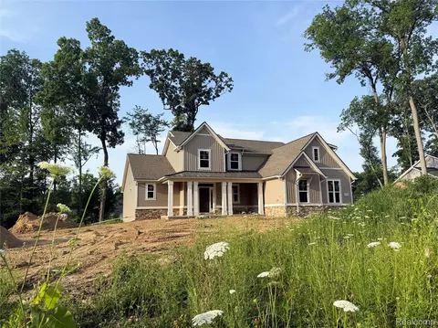 9710 Chalfonte Dr, Green Oak, MI 48116
