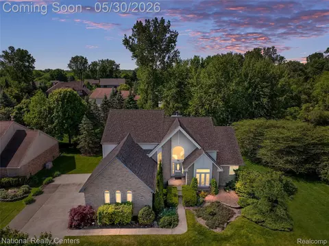47245 N Pointe Dr, Canton, MI 48187