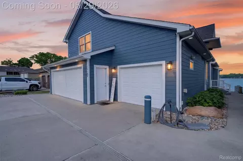 15185 Marl Dr, Fenton, MI 48451
