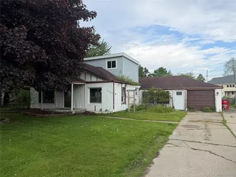 39865 Sylvia St, Harrison, MI 48045