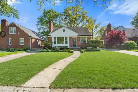 21252 Huntington Ave, Harper Woods, MI 48225