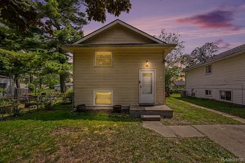 20215 Westhampton Ave, Southfield, MI 48075