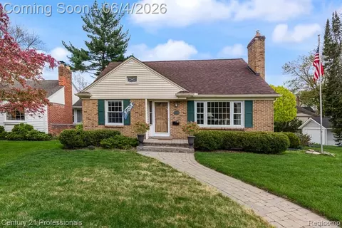 304 Highland Ave, Rochester, MI 48307