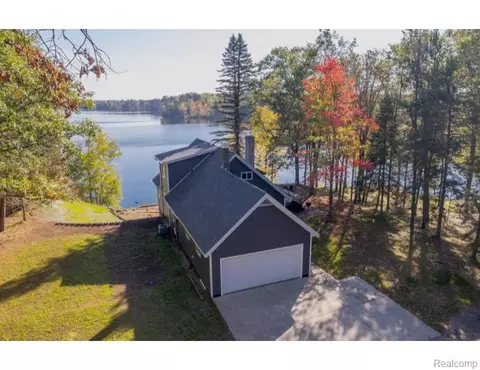 128 Pine Point Dr, Mastodon, MI 49920