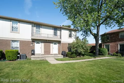 35226 Tall Oaks Dr, Sterling Heights, MI 48312