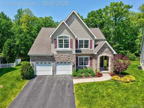 10242 Beacon Ct, Grand Blanc, MI 48439