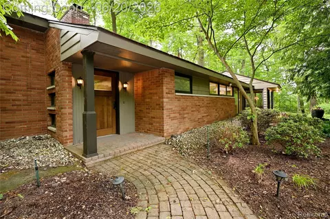 3310 Dogwood Ct, Bloomfield Hills, MI 48304