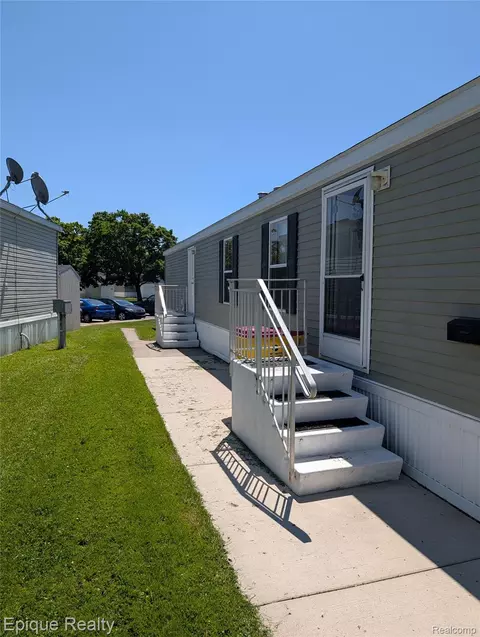 952 Cour Retta St, Warren, MI 48091