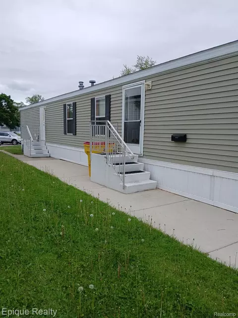 952 Cour Retta St, Warren, MI 48091