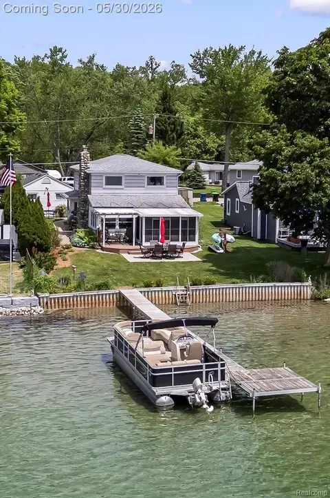 11061 Beryl Dr, White Lake, MI 48386