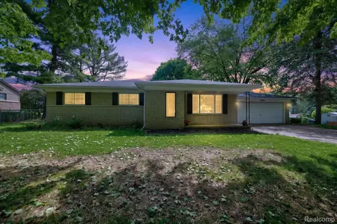 64400 Tipperary Dr, Washington, MI 48095