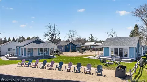 6330 W Houghton Lake Dr, Roscommon, MI 48629