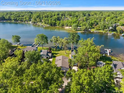 6930 Colony Dr, West Bloomfield, MI 48323