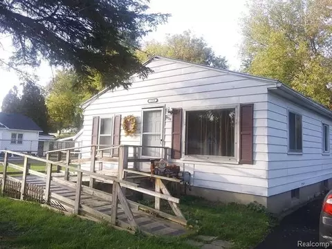 1050 W Mclean Ave, Flint, MI 48507