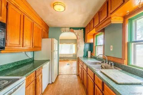 Kitchen - 10090 Sterling St, Romulus, MI 48174 photo 3 of 3