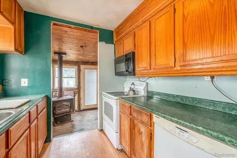 Kitchen - 10090 Sterling St, Romulus, MI 48174 photo 2 of 3