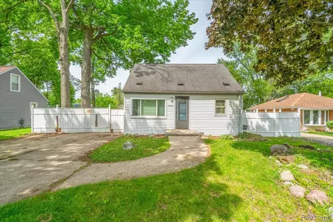 Exterior - 10090 Sterling St, Romulus, MI 48174 photo 2 of 6